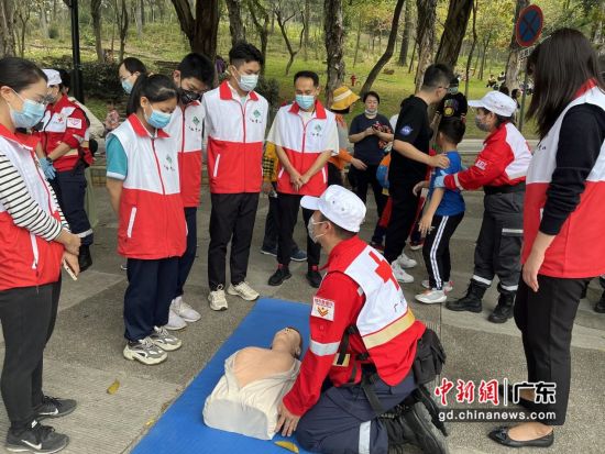 心肺复苏术和AED使用方法的现场宣讲教学。广州市林业和园林局 供图
