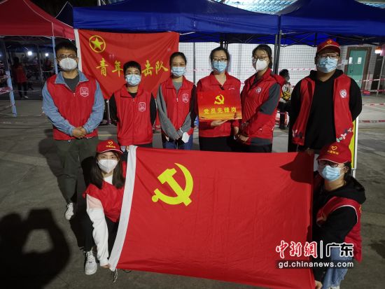 志愿者参与深圳龙岗区坪西社区工作站抗疫活动。通讯员 供图