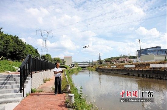 鹤山市民间河长赵德光运用无人机开展巡河。通讯员 供图