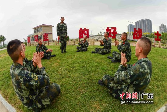 图为中队官兵在训练间隙开展“新时代‘红连传人’的价值追求在哪里”讨论活动。