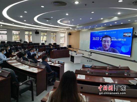 暨南大学校长宋献中在会上作主题演讲 作者 郭军 暨南大学校长宋献中在会上作主题演讲 作者 郭军