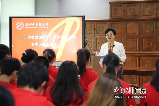 广州中医药大学在抗疫文献馆里开设国情教育课。廖晓键 摄