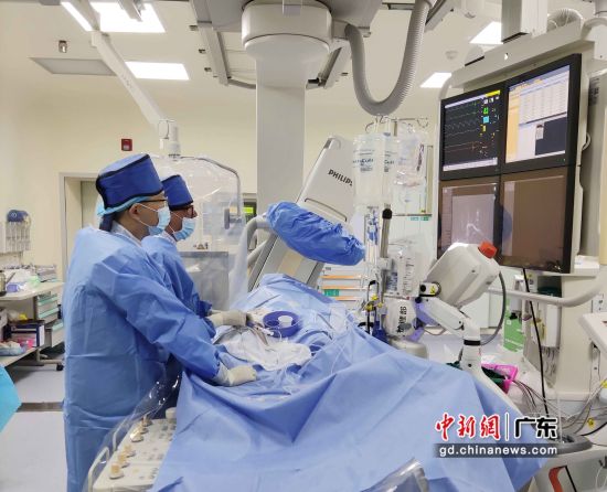 图为惠东县人民医院主任医师廖驭国团队正在为患者做手术。 作者 惠东县委宣传部供图