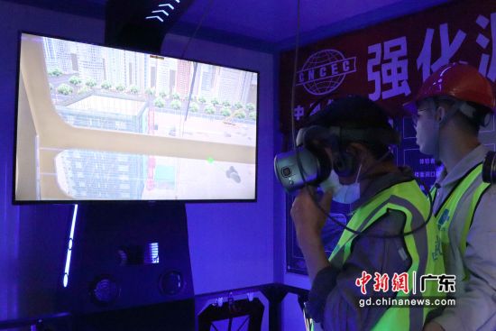 通过VR设备模拟，施工人员可“亲历”建筑工地施工中可能发生的各种事故。汪奕辰摄影