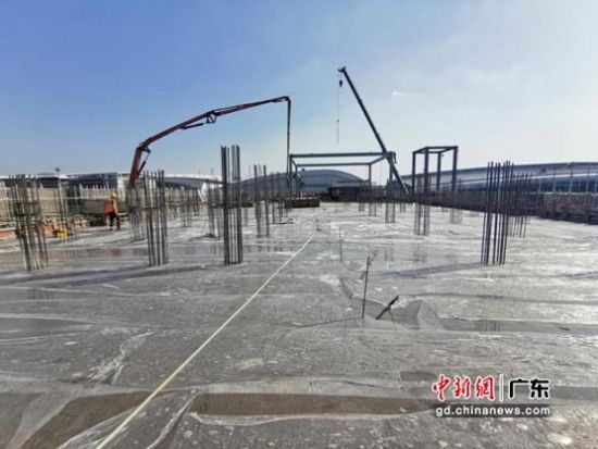  广州白云国际机场西四指廊工程冷却塔区域主体结构顺利封顶。通讯员供图