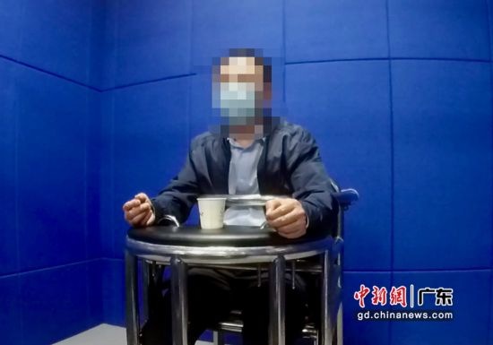 图为深圳铁路公安处深圳北站派出所查获一名多次冒用他人居民身份证购票乘车的男子。 作者 梁奕
