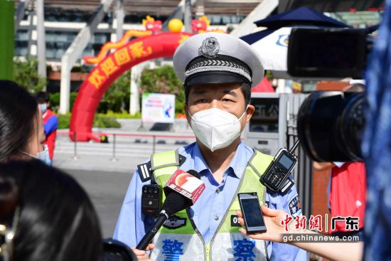 图为深圳交警梅林中队中队长孙洪涛接受媒体记者采访。 作者 陈文