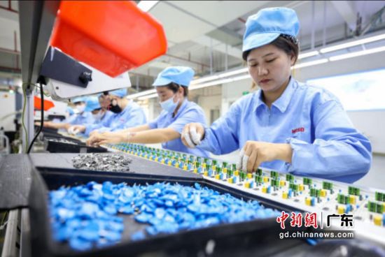 图为惠州茂硕能源科技有限公司工人正在组装。 作者 博罗县委宣传部供图