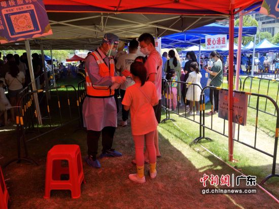 志愿者引导市民进行核酸检测。 作者 刘勇