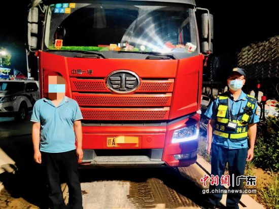 图为深圳交通执法人员查获超重车辆。 作者 深圳交通局 供图