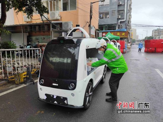在广州市白云区棠景街道，广东移动3台5G无人配送车已投入使用 作者 广东移动供图