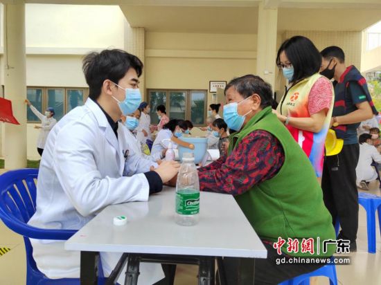 珠海市桂山镇联合中大五院在镇文化中心开展健康义诊活动。 作者 桂山镇供图