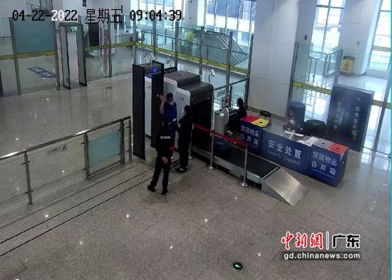 万某在接受警方问询 作者 深圳铁路公安处东莞西站派出所