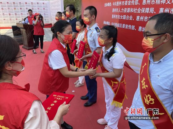 图为中共惠州市委常委、宣传部长黄细花为“中国好人”颁奖。 作者 宋秀杰