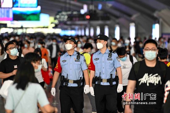 广铁警方在广州南站进站大厅内巡逻。 作者 陈骥�F
