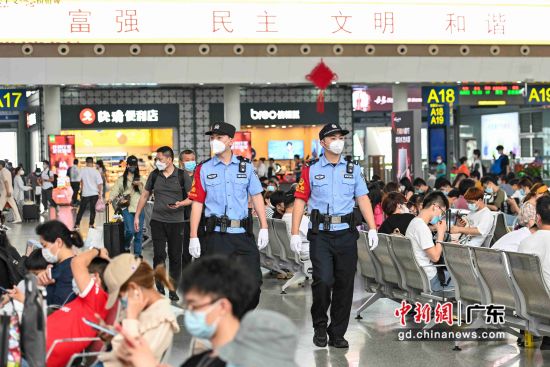 广铁警方在广州南站候车大厅内巡逻。 作者 陈骥�F