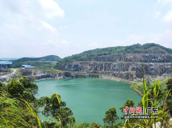 新龙镇麦村村石牙顶天池成为广州东部生态旅游打卡点。何俊杰 摄