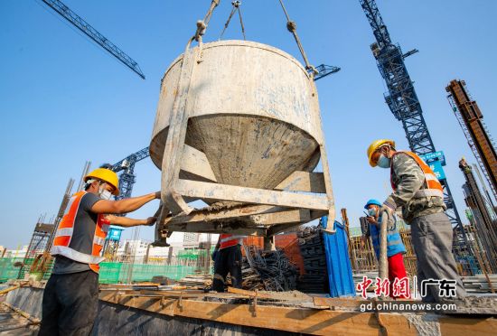 中建二局华南公司深圳科技馆(新馆)项目建设者们进行物料转运工作，受访者供图