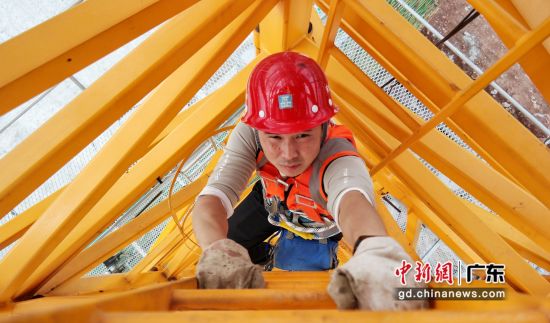 中建二局华南公司28岁的机械管理员付瑞雪爬上塔吊进行塔吊安全检查，受访者供图