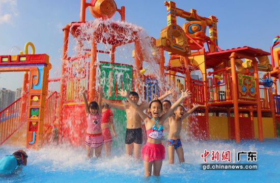 图为游客在深圳欢乐谷玛雅水公园戏水。 作者 深圳欢乐谷 供图