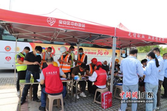 中建八局华南公司深圳地铁13号线四工区项目开展爱心献血活动。通讯员 供图