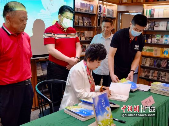图为程小萍在罗湖书城为深圳读者签名。 作者 陈文