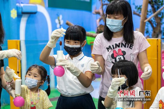 8日母亲节，广州长隆野生动物世界推出“一日代理妈妈”活动，邀请医护人员带孩子到园体验。 作者 长隆供图