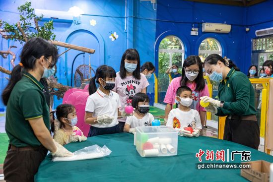 8日母亲节，广州长隆野生动物世界推出“一日代理妈妈”活动，邀请医护人员带孩子到园体验。 作者 长隆供图