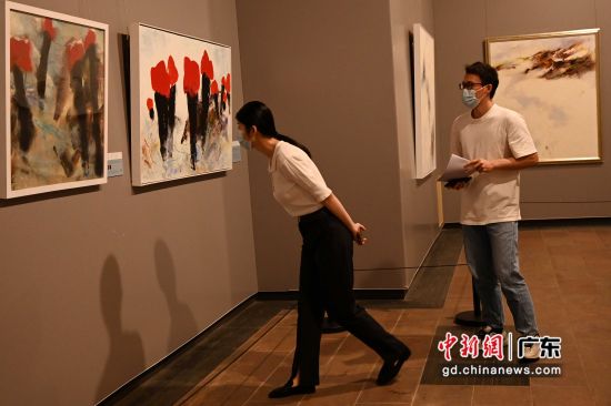 图为展览展出的鸥洋作品《红与黑的记忆》吸引参观者。陈楚红 摄