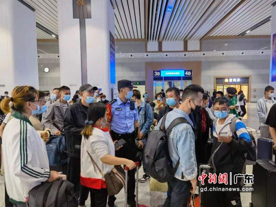 广铁警方协助转运滞留旅客 作者 广州警方供图