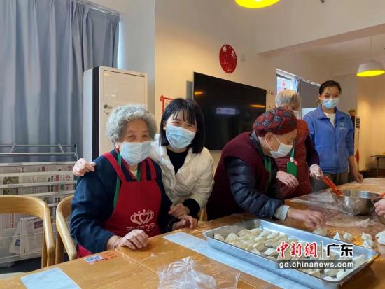 图为长者们在深圳市养老护理院参加包饺子活动。 作者 张雪阳 供图