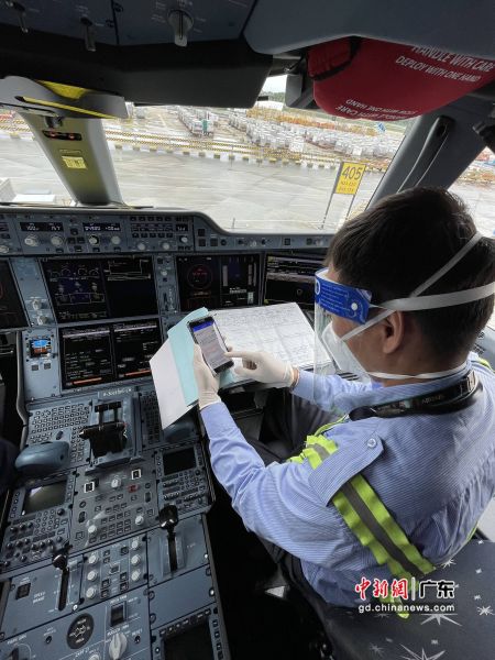 南航GAMECO航线机务工作人员使用手机APP签署电子维修记录。 作者 南方航空供图