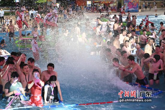 5月20日当晚，广州长隆水上乐园开启年度玩水季夜场。 作者 陈骥�F