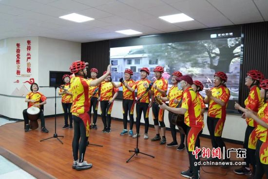 “广州街坊・荔湾如意平安骑队”自编自唱《全民反诈歌》。受访者供图