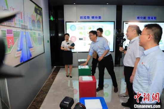院士参与“垃圾分类”小游戏 广州市城市管理和综合执法局供图