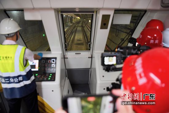 图为深圳地铁14号线展开联调联试。 作者 陈文