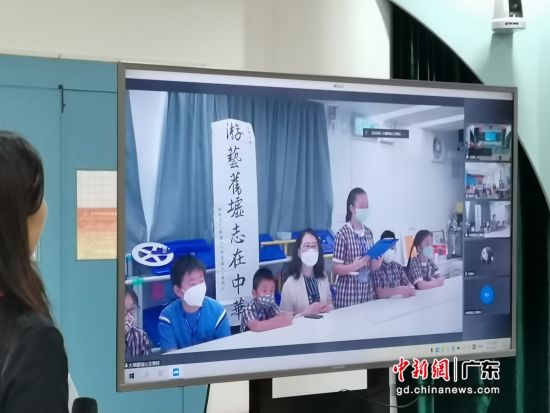 香港学生展示书法。广州方圆实验小学 供图
