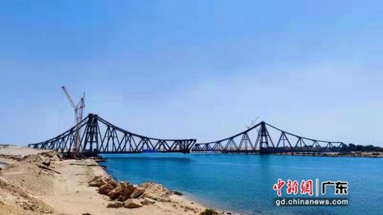 图为埃及苏伊士运河双翼平旋铁路大桥旧桥升级改造工程。 作者 中建钢构 供图