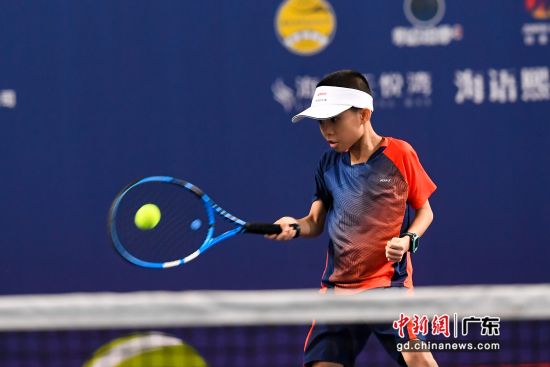 湾区600余名选手参与“中铁建南沙投资”网球赛 陈骥�F