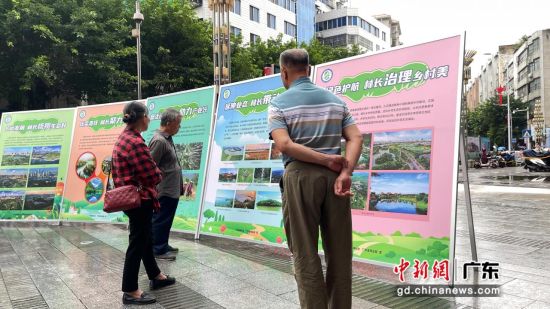 民众观看宣传展板。广东省林业局 供图