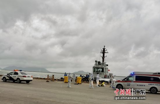珠海边检总站高栏边检站开通“紧急通道”救助突发疾病船员。 作者 李春水