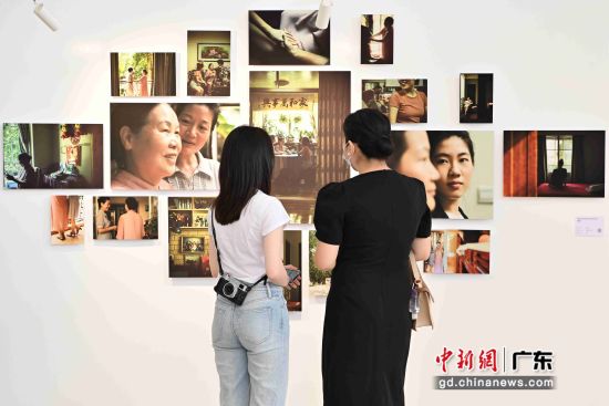 市民观赏摄影展中的作品《母爱》。 作者 陈骥�F
