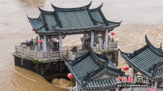 6月17日，广东韩江潮州段水位上涨，急速的水流拍打广济桥桥墩。(无人机照片)林哲 摄 作者 林哲