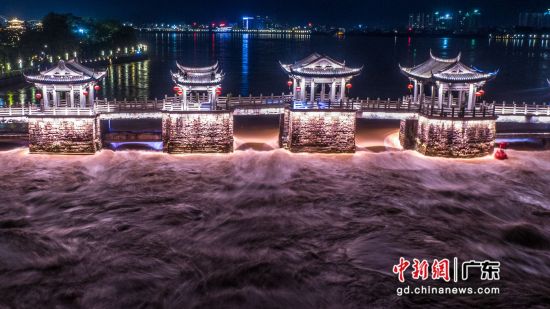 6月17日晚，广东韩江潮州段水位上涨，急速的水流拍打广济桥桥墩。(无人机照片)林哲 摄