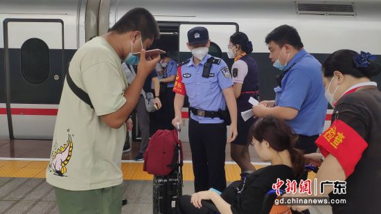 图为G82次列车工作人员协助孕妇下车。 作者 深圳铁路乘警 供图