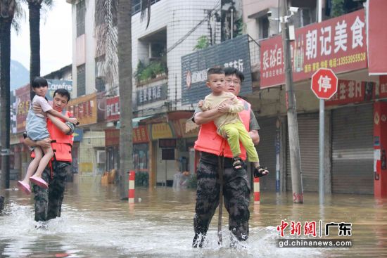 6月19日，英红镇应急救援队安抚并转移受灾儿童。 王小卡 摄