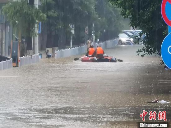 暴雨致韶关出现严重内涝，救援人员转移被困民众。　陈骥�F 摄