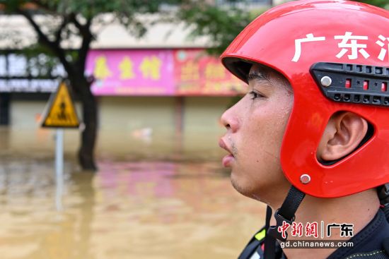 广东消防清远支队一名救援人员进入��舱蜃�移居民。 作者 陈骥�F