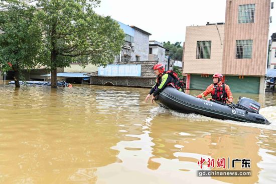 广东消防清远支队救援人员进入��舱蜃�移居民。 作者 陈骥�F