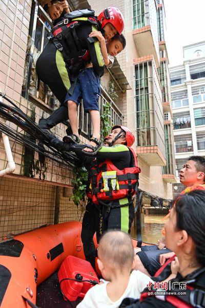 广东消防清远支队救援人员在��舱蚰谧�移一名儿童。 作者 陈骥�F